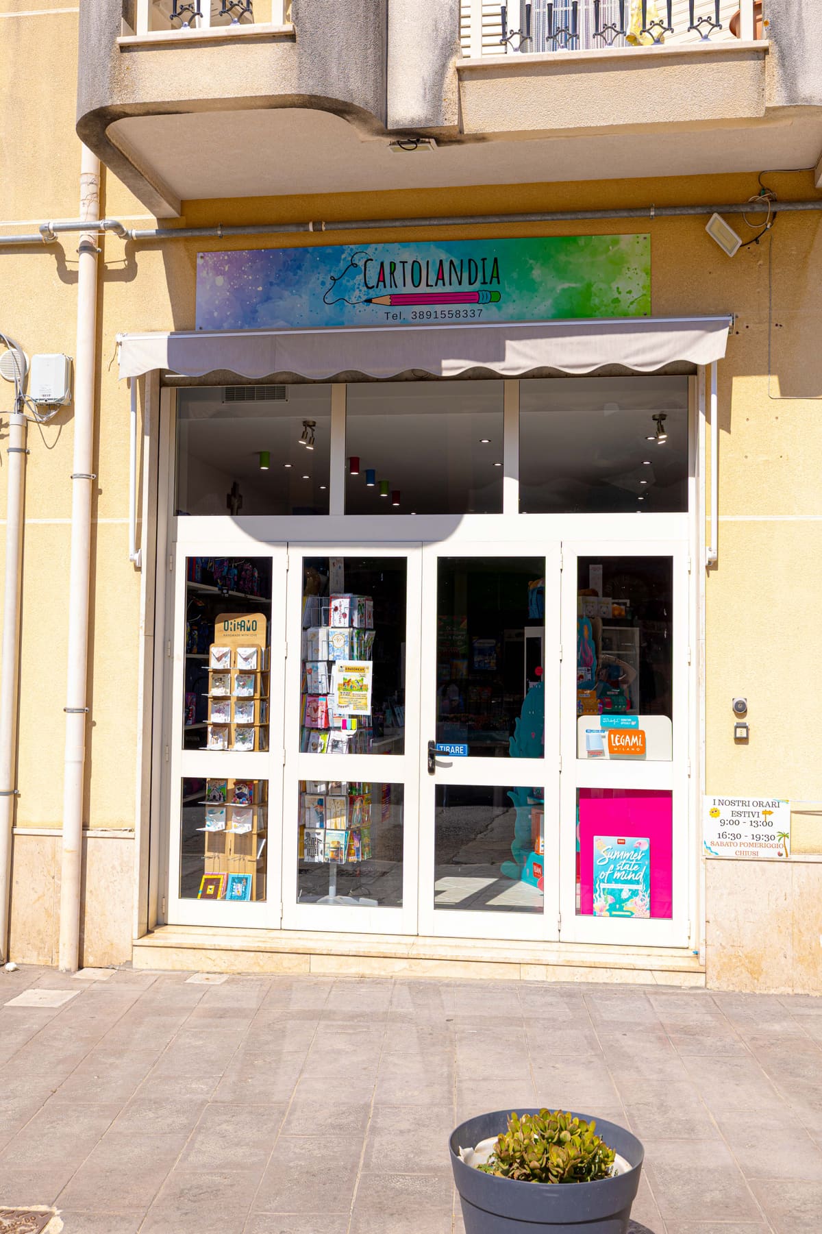 Ingresso e vetrina di Cartolandia a Salemi